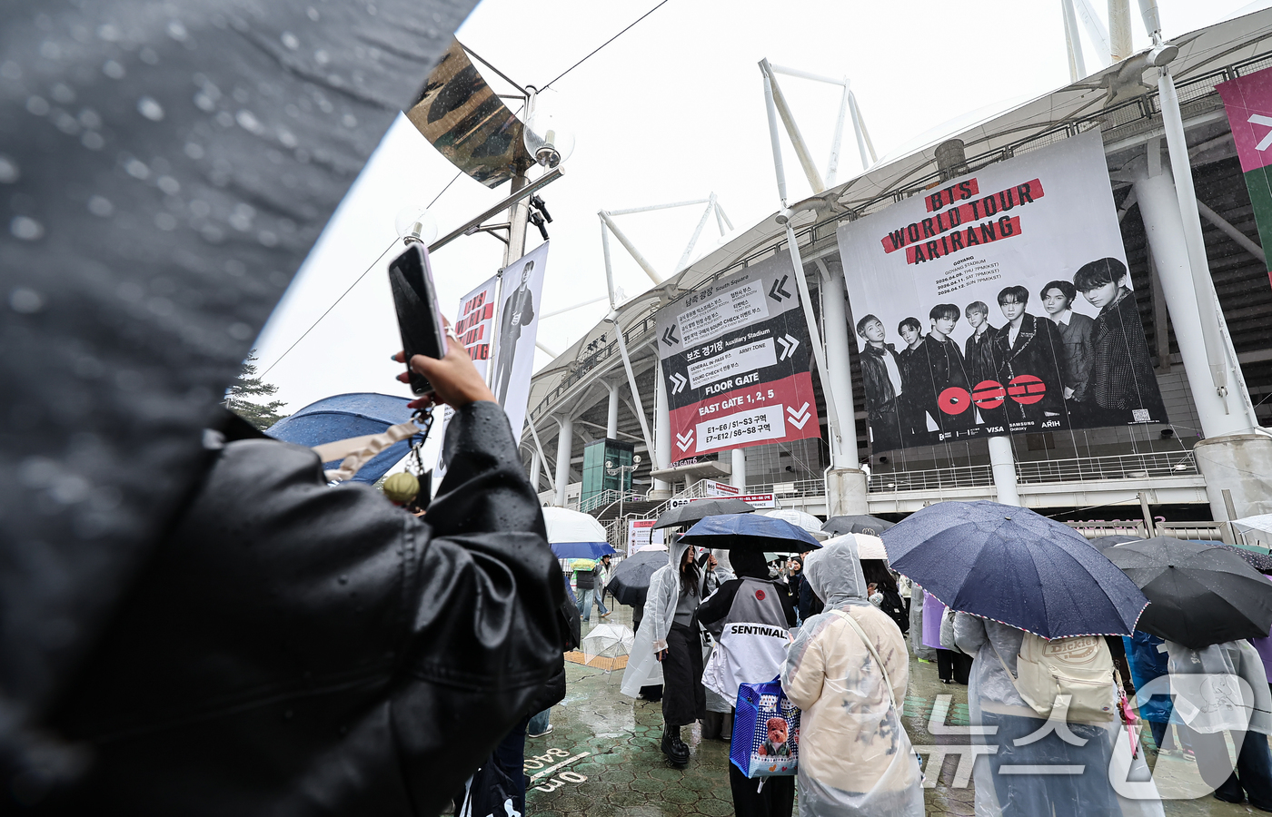 (고양=뉴스1) 김도우 기자 = 9일 BTS 월드투어 공연장인 경기 고양시 고양종합운동장 앞에서 팬들이 입장을 기다리고 있다. 2026.4.9/뉴스1