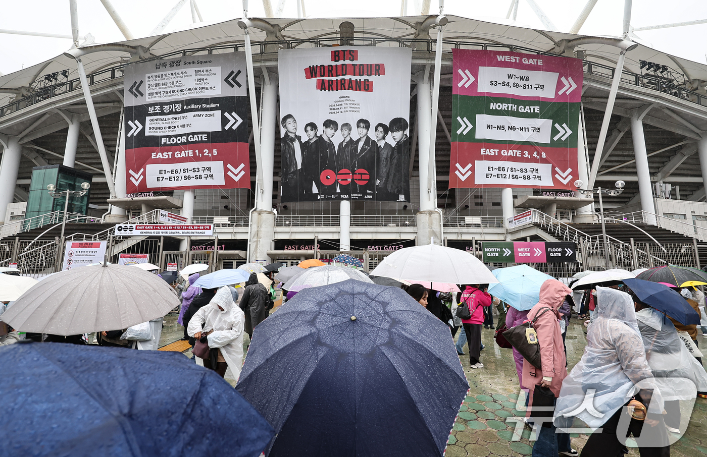(고양=뉴스1) 김도우 기자 = 9일 BTS 월드투어 공연장인 경기 고양시 고양종합운동장 앞에서 팬들이 입장을 기다리고 있다. 2026.4.9/뉴스1