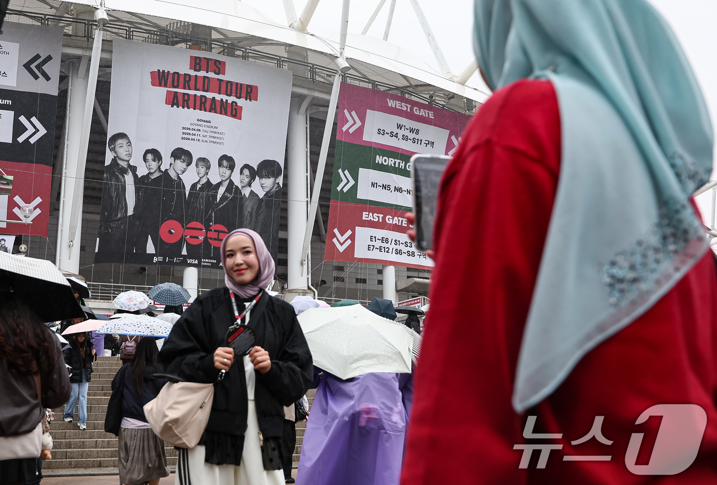 (고양=뉴스1) 김도우 기자 = 9일 BTS 월드투어 공연장인 경기 고양시 고양종합운동장 앞에서 팬들이 입장을 기다리고 있다. 2026.4.9/뉴스1