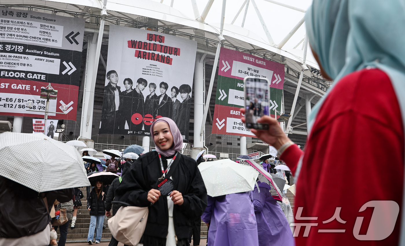 (고양=뉴스1) 김도우 기자 = 9일 BTS 월드투어 공연장인 경기 고양시 고양종합운동장 앞에서 팬들이 입장을 기다리며 기념촬영을 하고 있다. 2026.4.9/뉴스1
