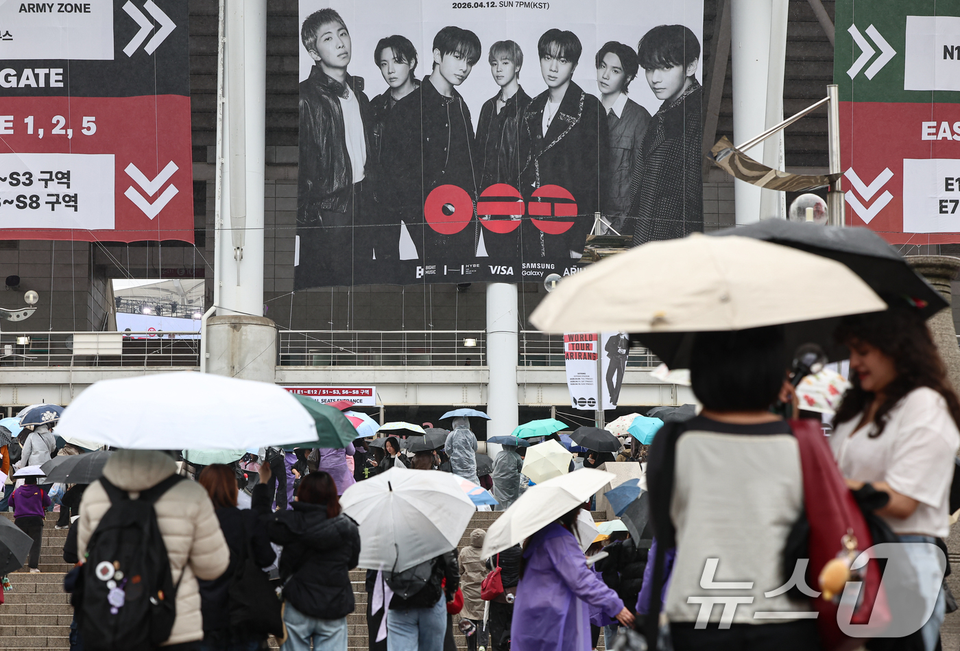 (고양=뉴스1) 김도우 기자 = 9일 BTS 월드투어 공연장인 경기 고양시 고양종합운동장 앞에서 팬들이 입장을 기다리고 있다. 2026.4.9/뉴스1