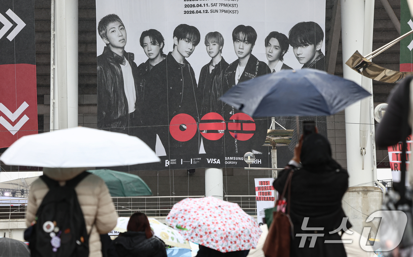 (고양=뉴스1) 김도우 기자 = 9일 BTS 월드투어 공연장인 고양종합운동장 앞에서 팬들이 입장을 기다리고 있다. 2026.4.9/뉴스1