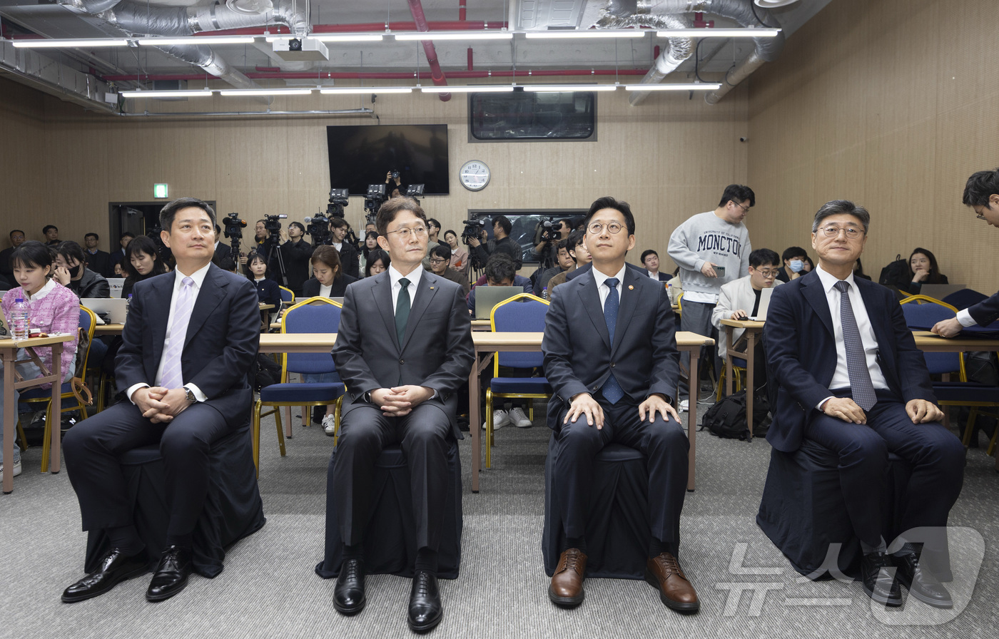 (서울=뉴스1) 김진환 기자 = 배경훈 부총리 겸 과학기술정보통신 장관과 통신 3사 대표들이 9일 오후 서울 강남구 한국과학기술회관에서 열린 통신3사 공동선언식에 참석해 있다. 왼 …