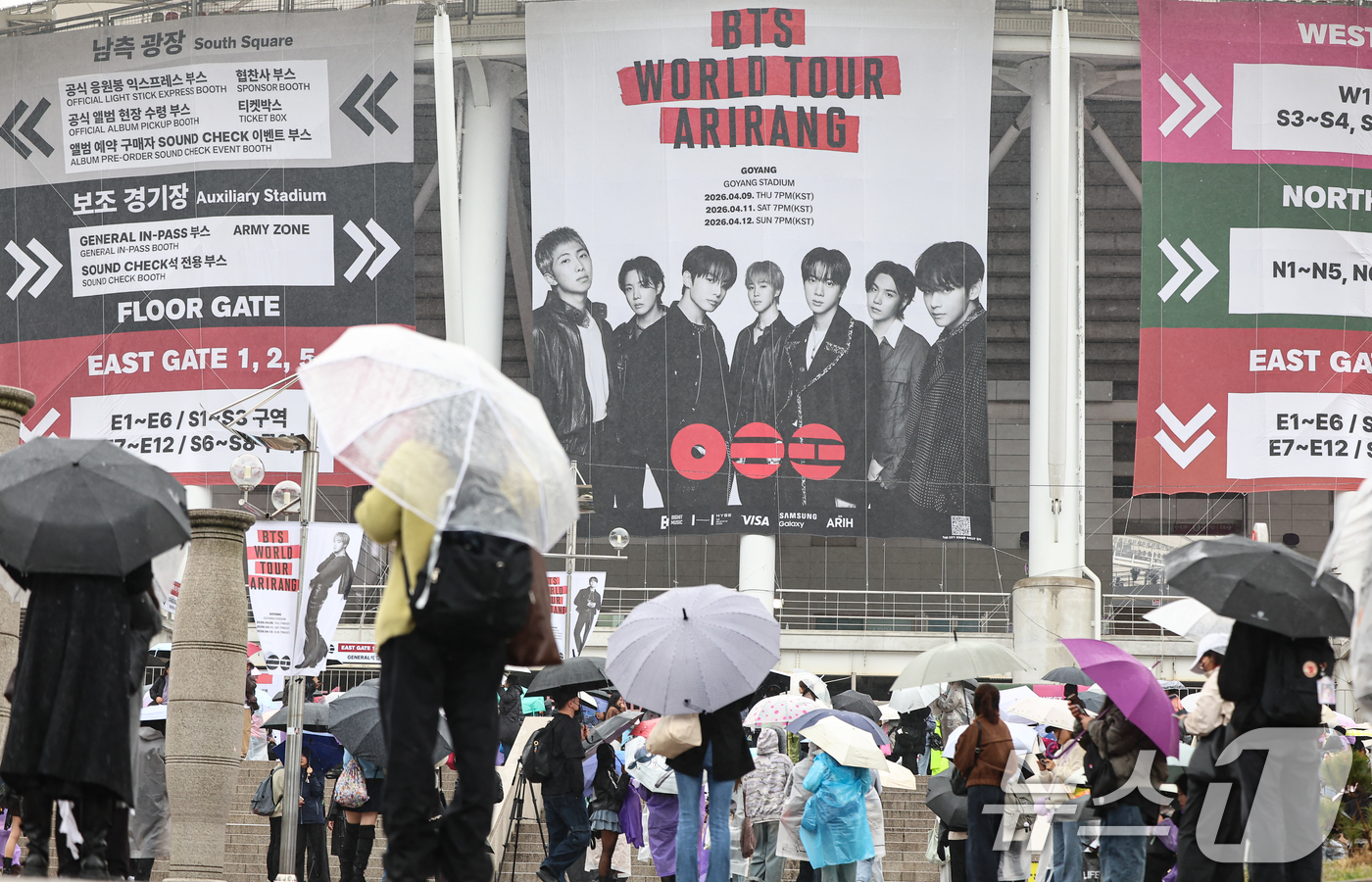 (고양=뉴스1) 김도우 기자 = 9일 BTS 월드투어 공연장인 경기 고양시 고양종합운동장 앞에서 팬들이 입장을 기다리고 있다. 2026.4.9/뉴스1