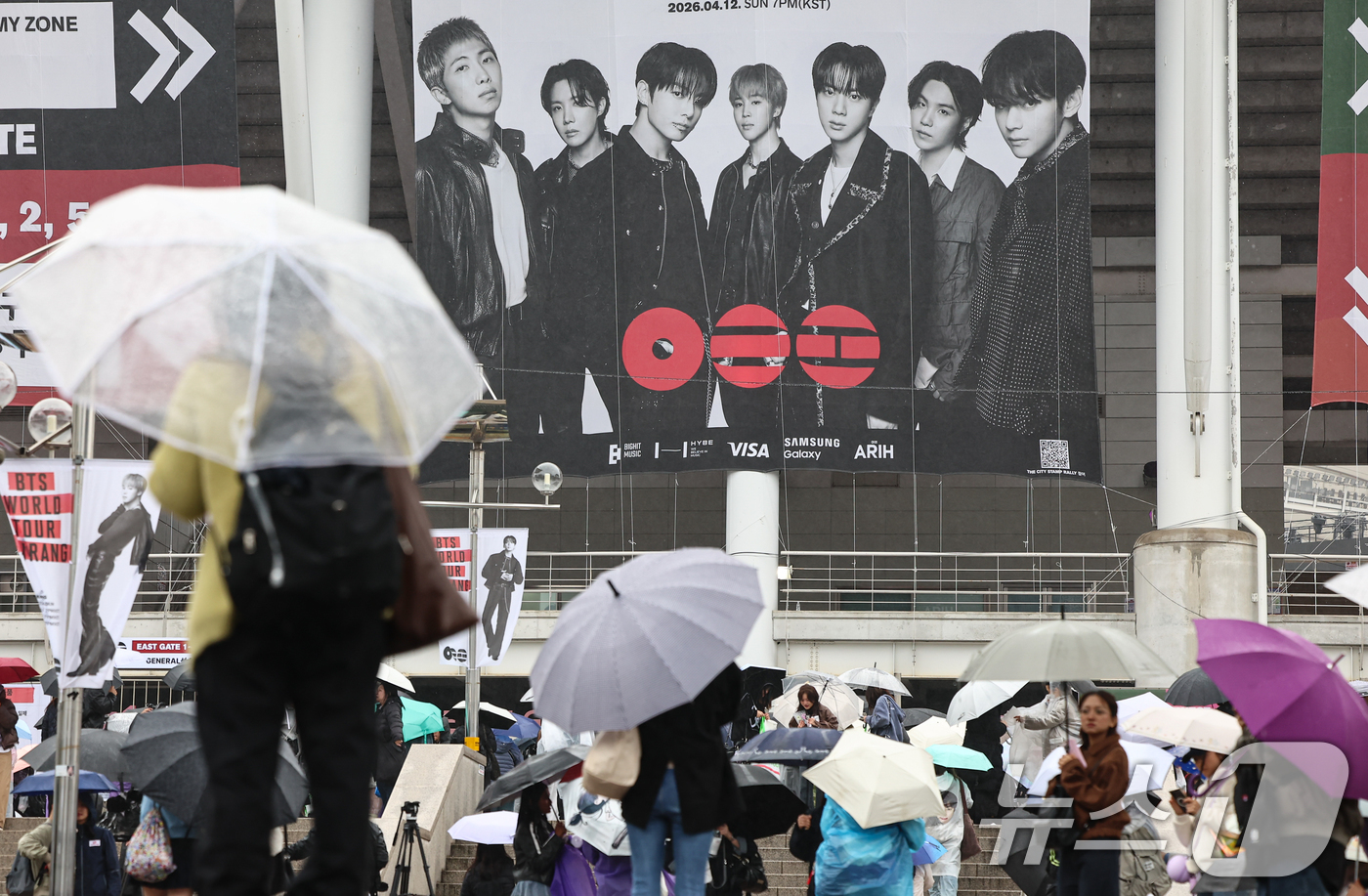 (고양=뉴스1) 김도우 기자 = 9일 BTS 월드투어 공연장인 경기 고양시 고양종합운동장 앞에서 팬들이 입장을 기다리고 있다. 2026.4.9/뉴스1