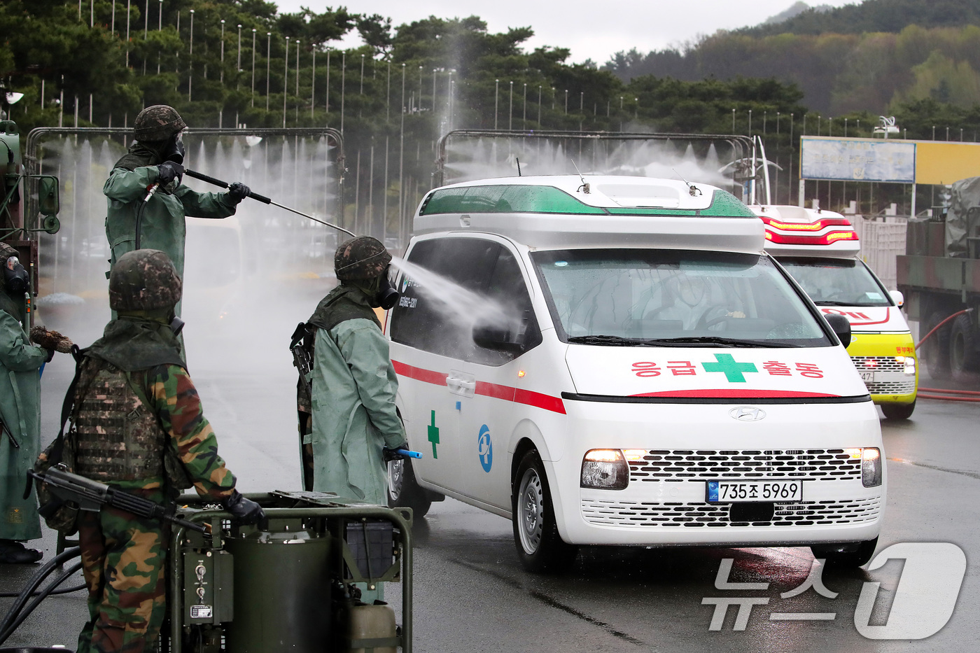 (대구=뉴스1) 공정식 기자 = 9일 오후 대구 수성구 대구스타디움에서 2026년 화랑훈련으로 실시된 '핵·대량 살상 무기(WMD) 사후관리 훈련'에서 육군 50사단 장병들이 방사 …
