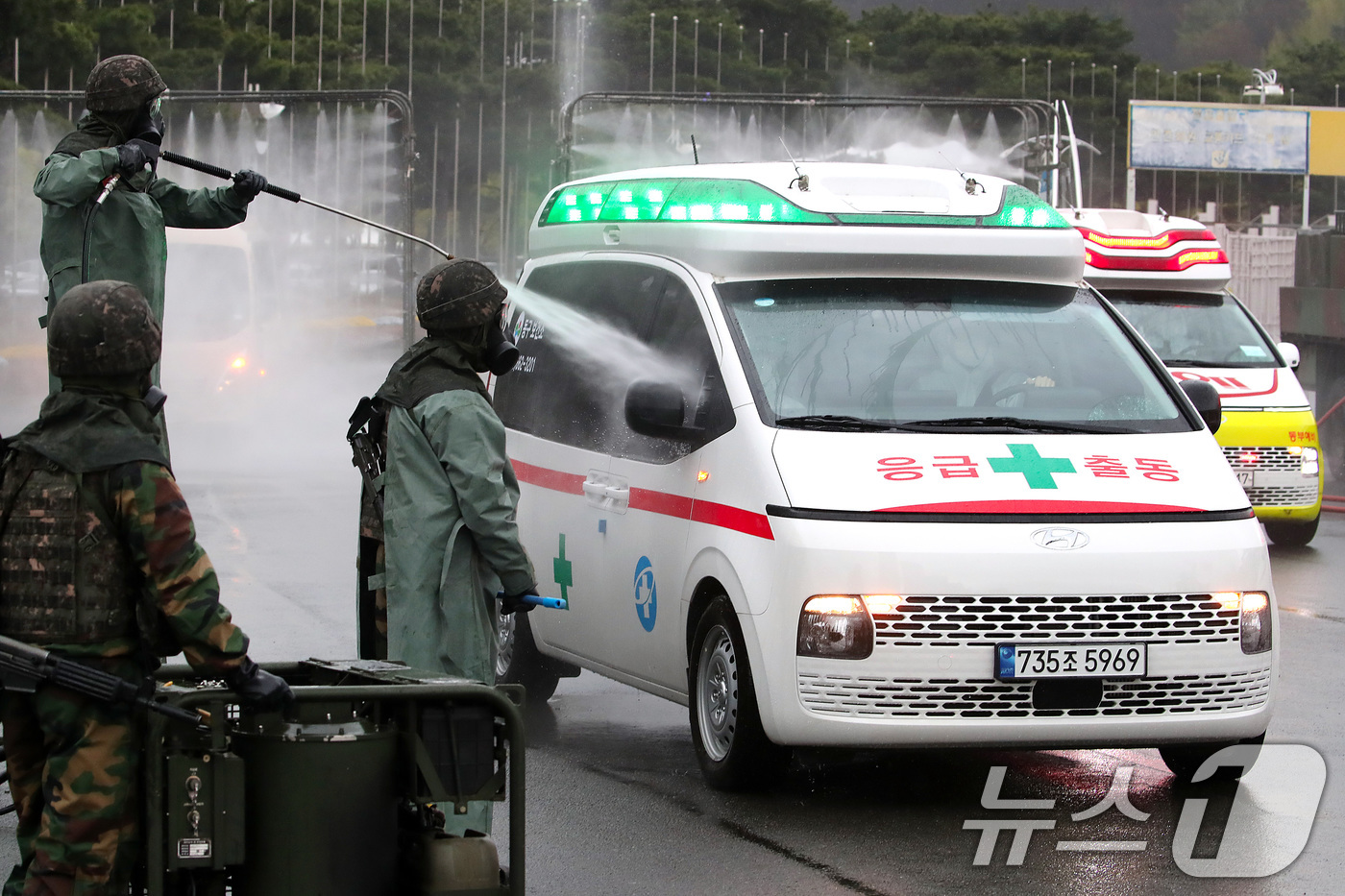 (대구=뉴스1) 공정식 기자 = 9일 오후 대구 수성구 대구스타디움에서 2026년 화랑훈련으로 실시된 '핵·대량 살상 무기(WMD) 사후관리 훈련'에서 육군 50사단 장병들이 방사 …