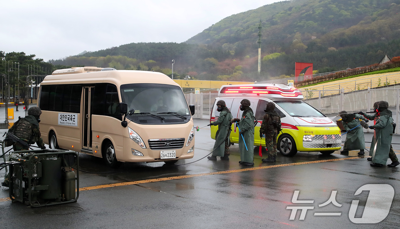 (대구=뉴스1) 공정식 기자 = 9일 오후 대구 수성구 대구스타디움에서 2026년 화랑훈련으로 실시된 '핵·대량 살상 무기(WMD) 사후관리 훈련'에서 육군 50사단 장병들이 방사 …
