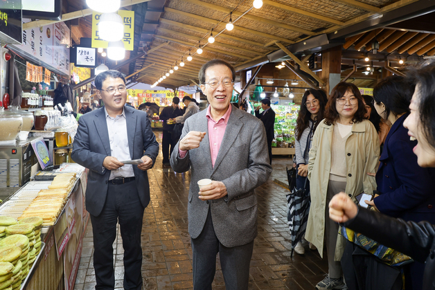 이석연 통합위원장, 화개장터 방문…"현장선 영호남 갈등 체감 어려워"