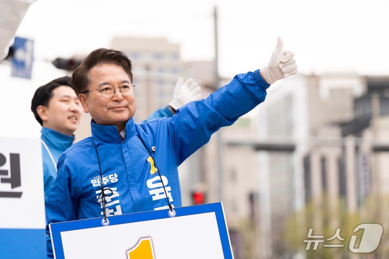 본문 이미지 - 육동한 춘천시장 예비후보가 9일 아침 춘천 후평사거리에서 시민들에게 인사를 하고 있다.(후보 측 제공, 재판매 및 DB금지)