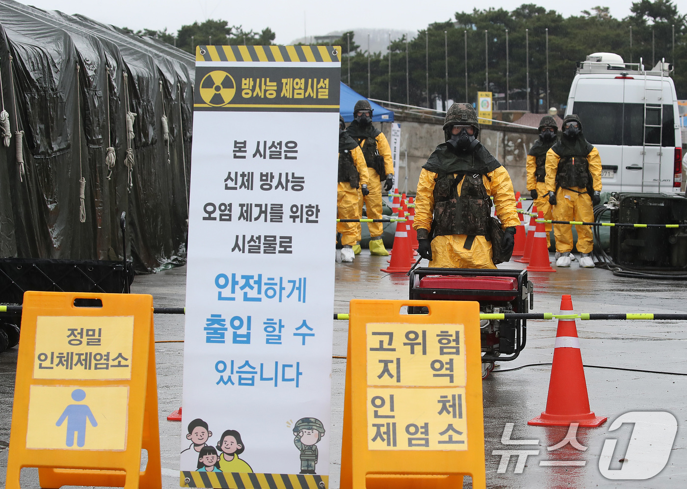 (대구=뉴스1) 공정식 기자 = 9일 오후 대구 수성구 대구스타디움에서 2026년 화랑훈련으로 실시된 '핵·대량 살상 무기(WMD) 사후관리 훈련'에서 육군 50사단 장병들이 방사 …