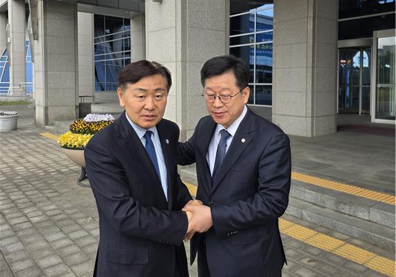 김관영 전북지사와 조우한 안호영 "전북발전 위해 협력"