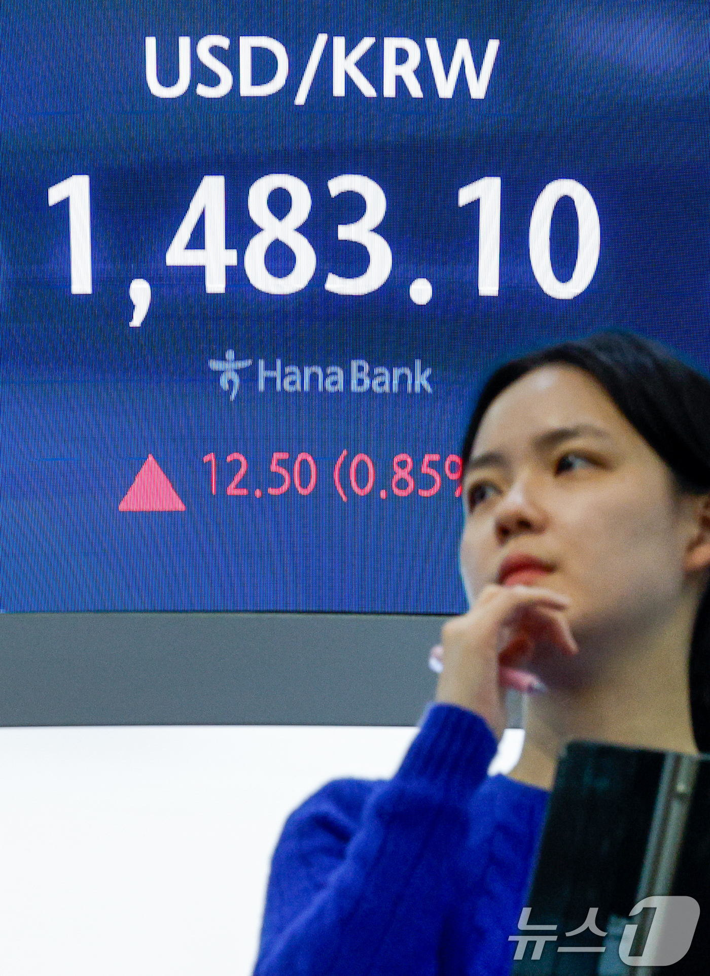 (서울=뉴스1) 안은나 기자 = 외국인 매도세에 코스피가 하락 마감한 9일 오후 서울 중구 하나은행 본점 딜링룸 전광판에 환율이 나오고 있다.코스피는 전일 종가와 비교해 94.33 …