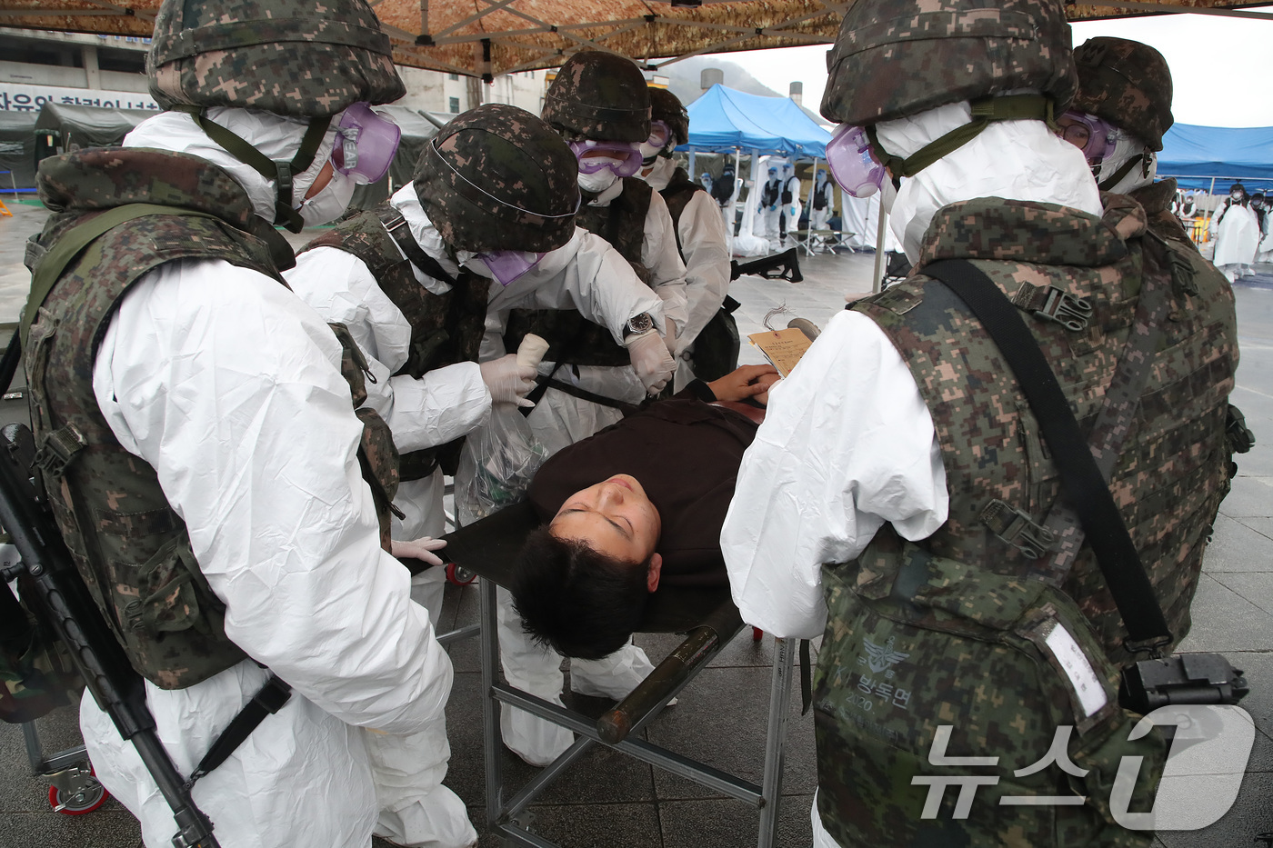 (대구=뉴스1) 공정식 기자 = 9일 오후 대구 수성구 대구스타디움에서 2026년 화랑훈련으로 실시된 '핵·대량 살상 무기(WMD) 사후관리 훈련'에서 육군 50사단 장병들이 방사 …