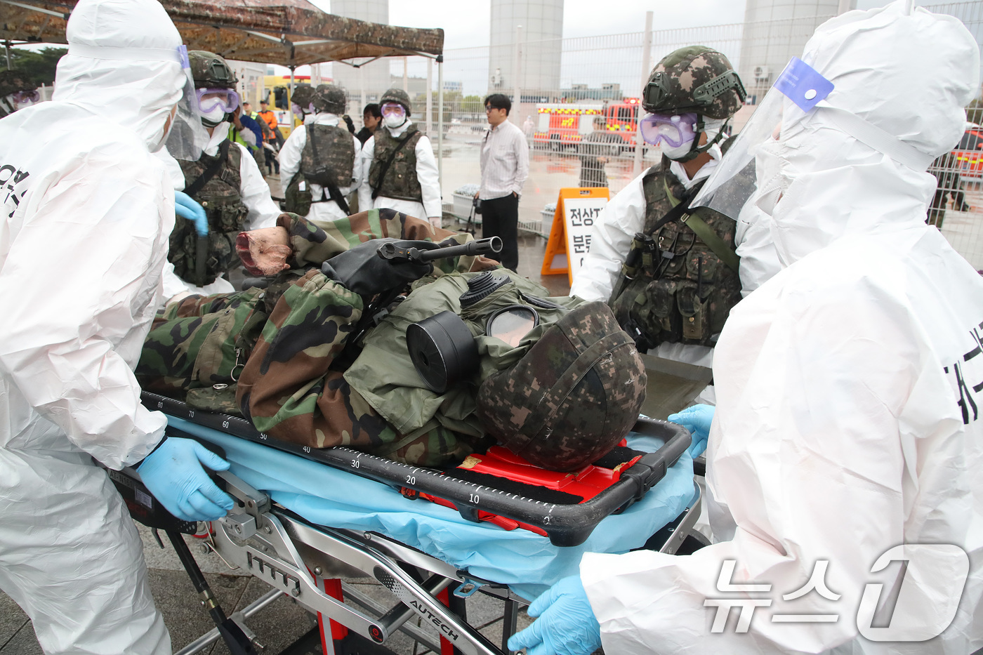 (대구=뉴스1) 공정식 기자 = 9일 오후 대구 수성구 대구스타디움에서 2026년 화랑훈련으로 실시된 '핵·대량 살상 무기(WMD) 사후관리 훈련'에서 육군 50사단 장병들이 방사 …