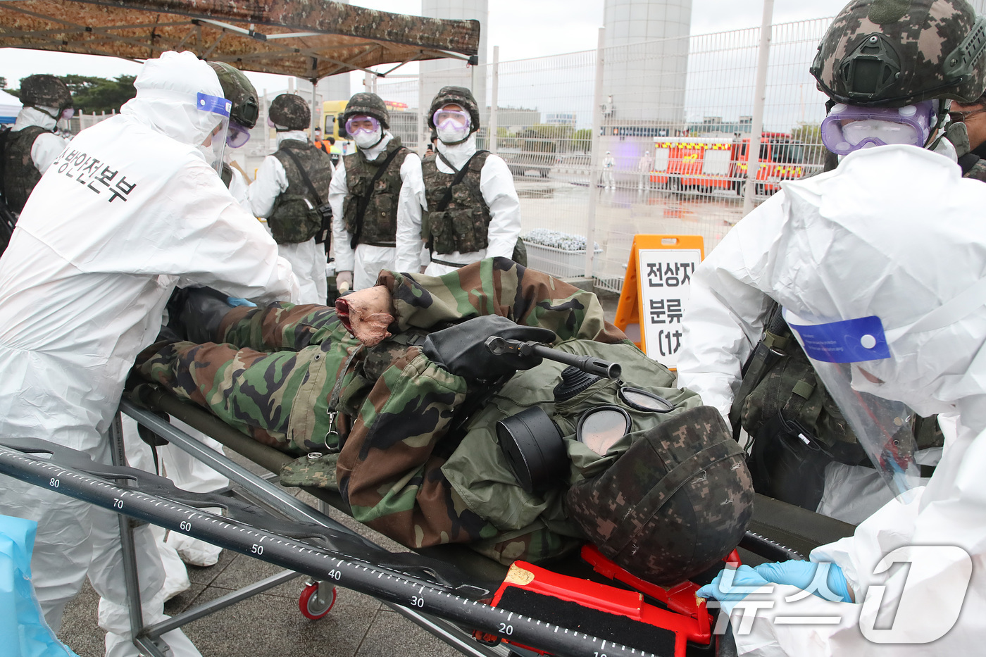 (대구=뉴스1) 공정식 기자 = 9일 오후 대구 수성구 대구스타디움에서 2026년 화랑훈련으로 실시된 '핵·대량 살상 무기(WMD) 사후관리 훈련'에서 육군 50사단 장병들이 방사 …