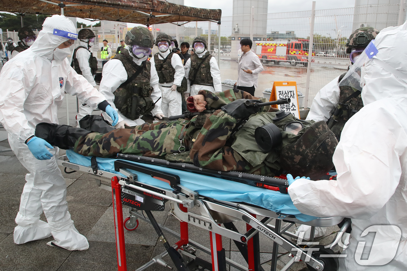 (대구=뉴스1) 공정식 기자 = 9일 오후 대구 수성구 대구스타디움에서 2026년 화랑훈련으로 실시된 '핵·대량 살상 무기(WMD) 사후관리 훈련'에서 육군 50사단 장병들이 방사 …