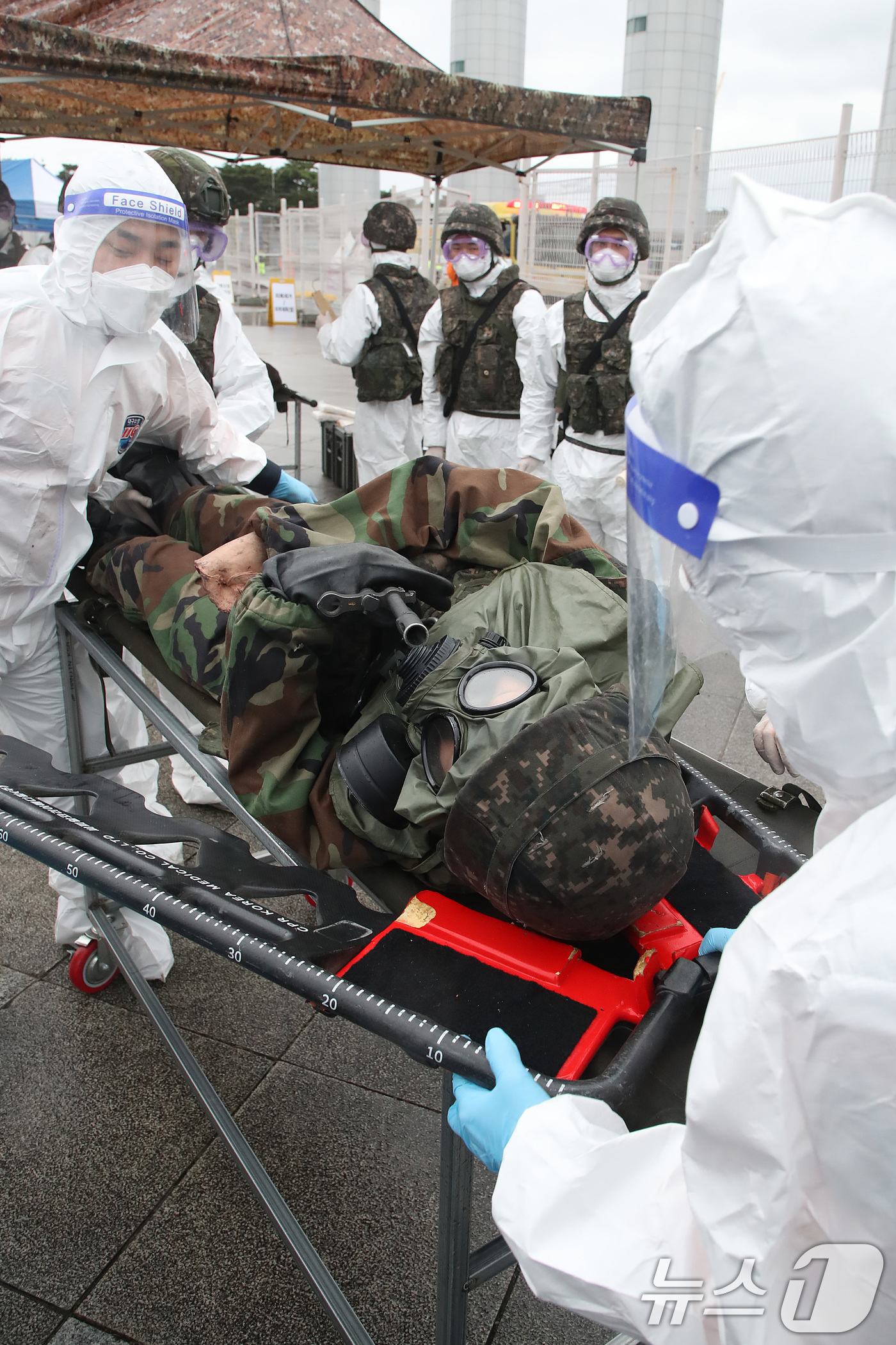 (대구=뉴스1) 공정식 기자 = 9일 오후 대구 수성구 대구스타디움에서 2026년 화랑훈련으로 실시된 '핵·대량 살상 무기(WMD) 사후관리 훈련'에서 육군 50사단 장병들이 방사 …