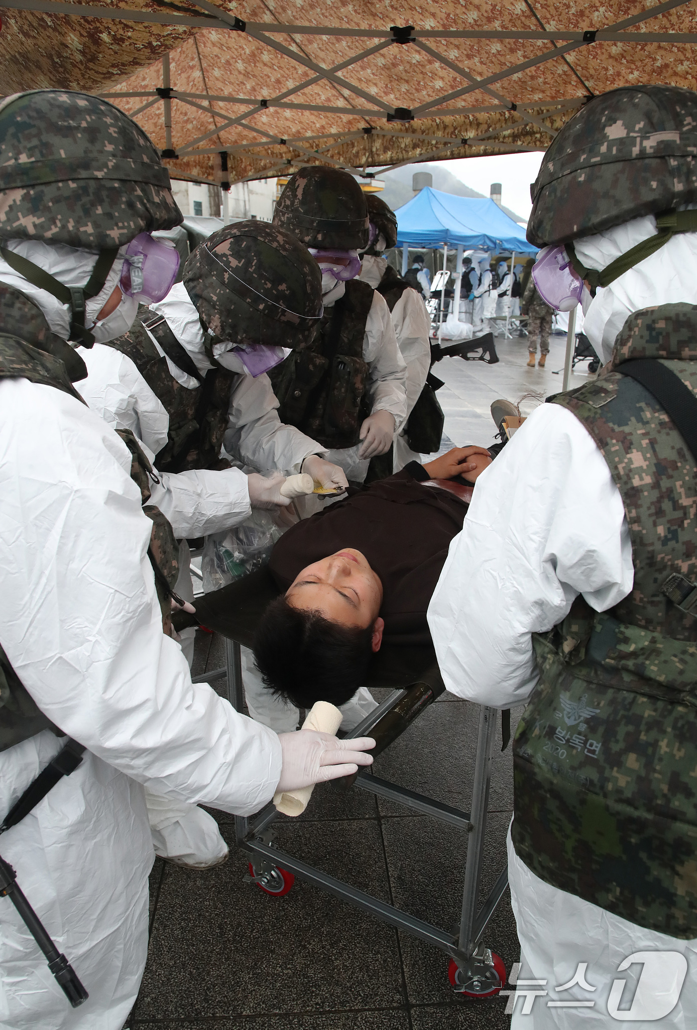 (대구=뉴스1) 공정식 기자 = 9일 오후 대구 수성구 대구스타디움에서 2026년 화랑훈련으로 실시된 '핵·대량 살상 무기(WMD) 사후관리 훈련'에서 육군 50사단 장병들이 방사 …