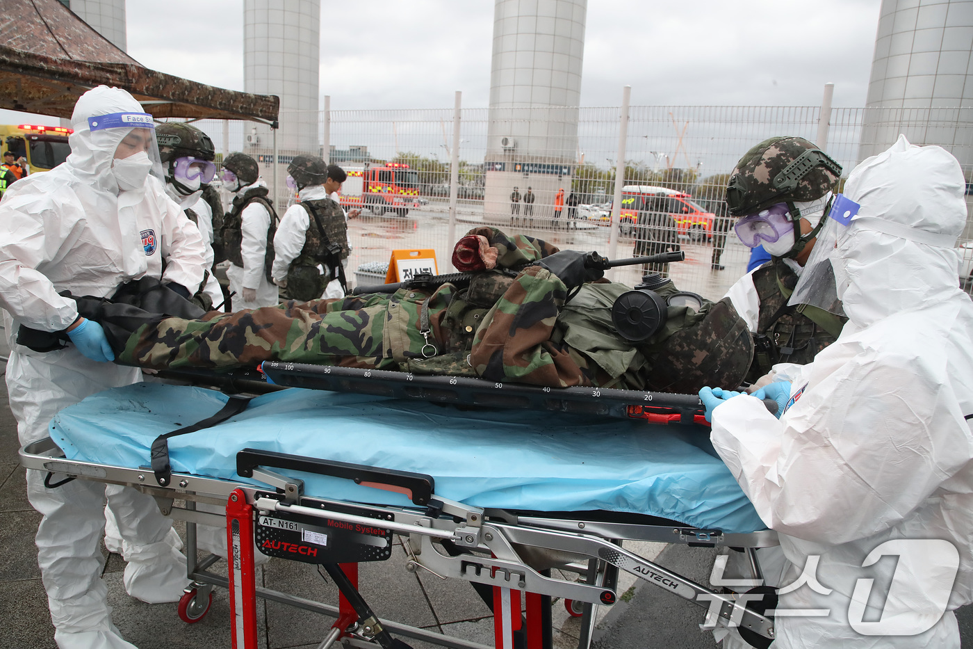 (대구=뉴스1) 공정식 기자 = 9일 오후 대구 수성구 대구스타디움에서 2026년 화랑훈련으로 실시된 '핵·대량 살상 무기(WMD) 사후관리 훈련'에서 육군 50사단 장병들이 방사 …