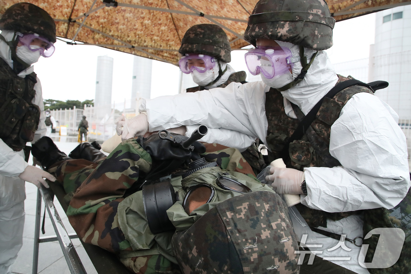 (대구=뉴스1) 공정식 기자 = 9일 오후 대구 수성구 대구스타디움에서 2026년 화랑훈련으로 실시된 '핵·대량 살상 무기(WMD) 사후관리 훈련'에서 육군 50사단 장병들이 방사 …