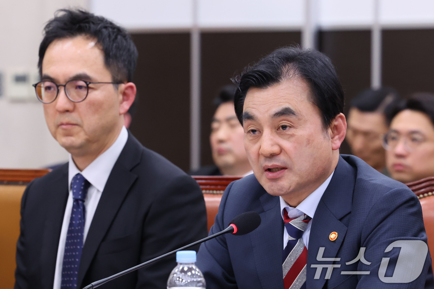 (서울=뉴스1) 신웅수 기자 = 안규백 국방부 장관이 9일 서울 여의도 국회에서 열린 윤석열정권정치검찰조작기소의혹사건진상규명국정조사특별위원회 전체회의에서 의원 질의에 답변하고 있다 …