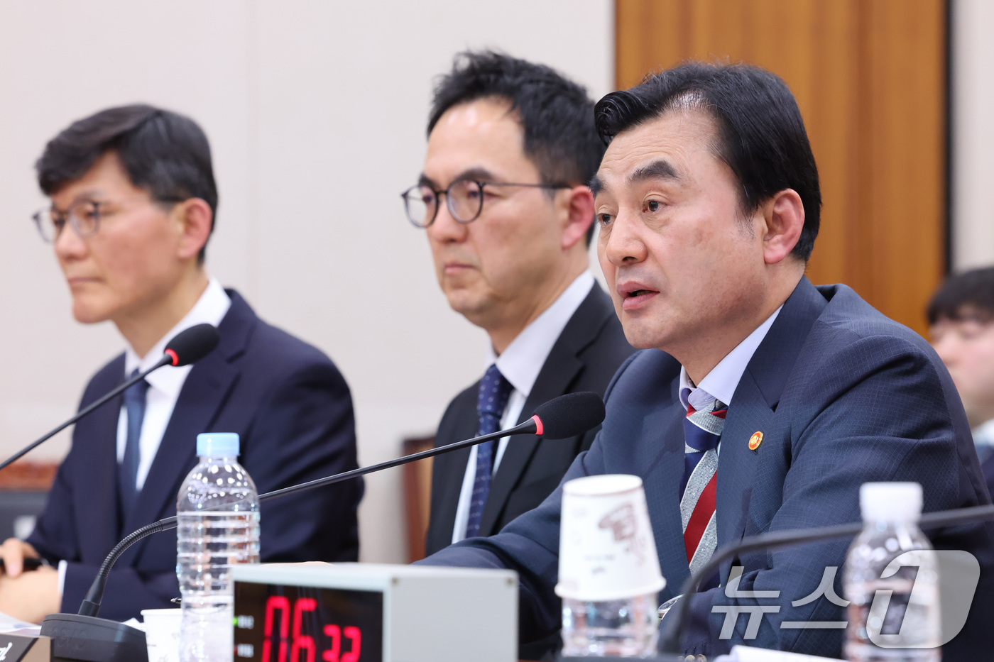 (서울=뉴스1) 신웅수 기자 = 안규백 국방부 장관이 9일 서울 여의도 국회에서 열린 윤석열정권정치검찰조작기소의혹사건진상규명국정조사특별위원회 전체회의에서 의원 질의에 답변하고 있다 …