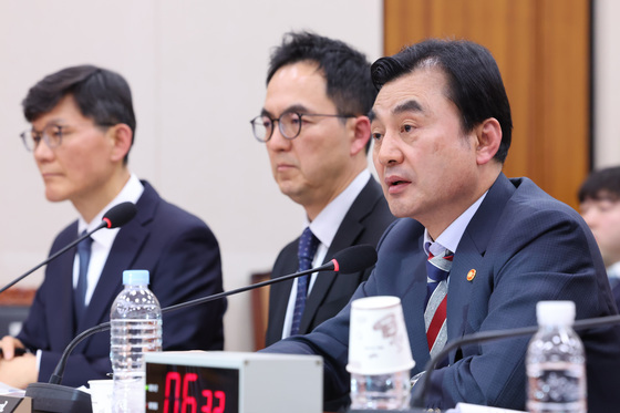 답변하는 안규백 국방장관