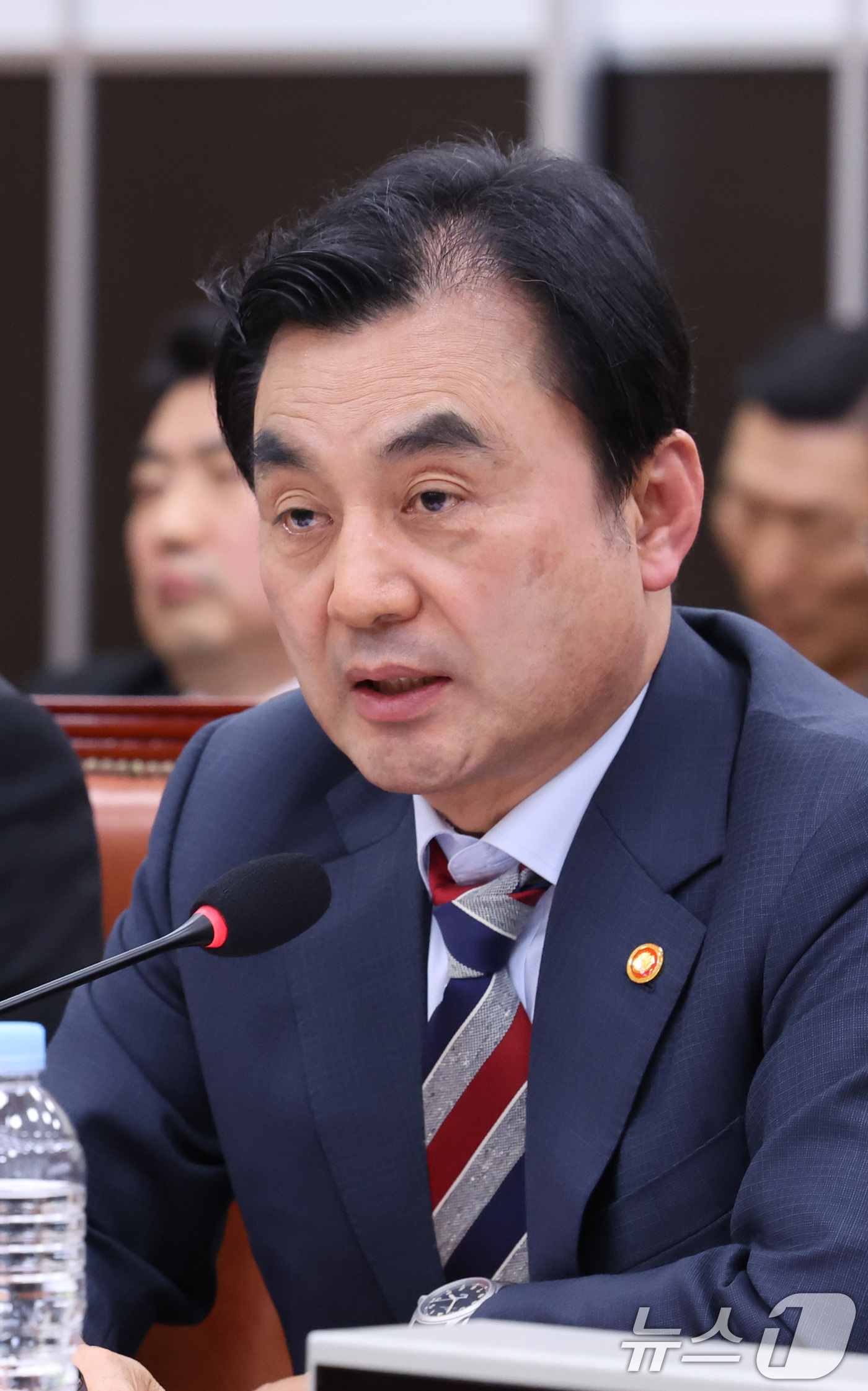 (서울=뉴스1) 신웅수 기자 = 안규백 국방부 장관이 9일 서울 여의도 국회에서 열린 윤석열정권정치검찰조작기소의혹사건진상규명국정조사특별위원회 전체회의에서 의원 질의에 답변하고 있다 …
