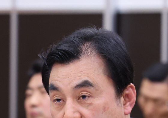 의원 질의 답변하는 안규백 장관