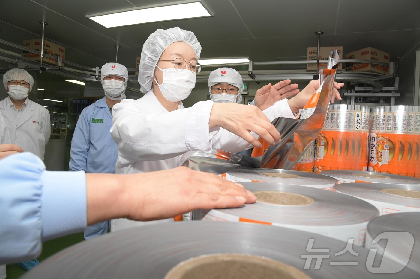 (서울=뉴스1) = 오유경 식품의약품안전처장이 9일 오후 경기도 안성 농심 안성공장을 방문해 라면, 분유의 안정적인 공급을 위한 현장 점검을 하고 있다. (식품의약품안전처 제공. …