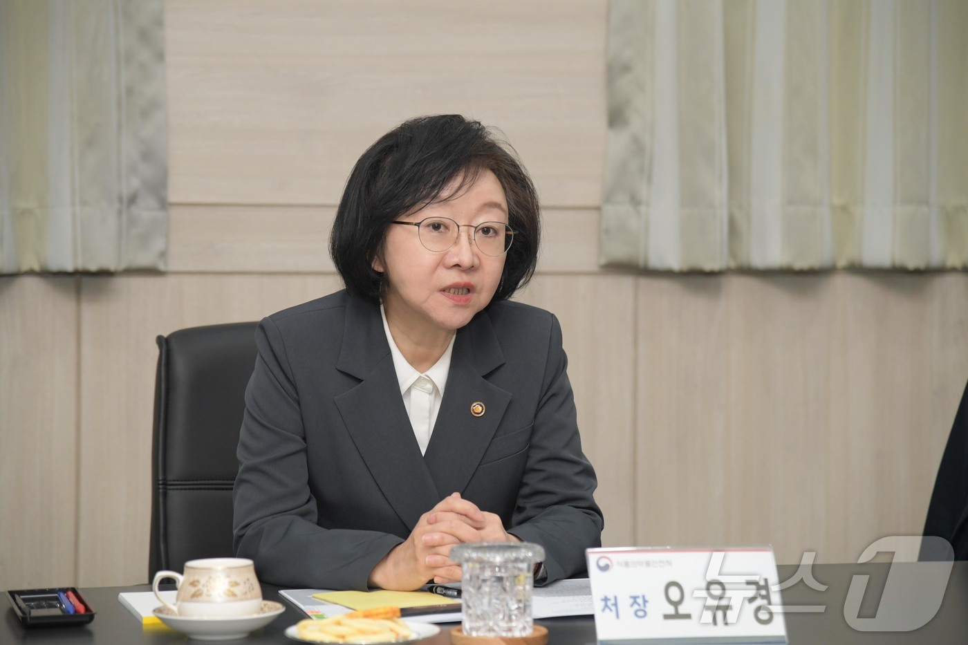 (서울=뉴스1) = 오유경 식품의약품안전처장이 9일 오후 경기도 안성 농심 안성공장을 방문해 라면, 분유의 안정적인 공급을 위한 현장 간담회에서 발언을 하고 있다. (식품의약품안전 …