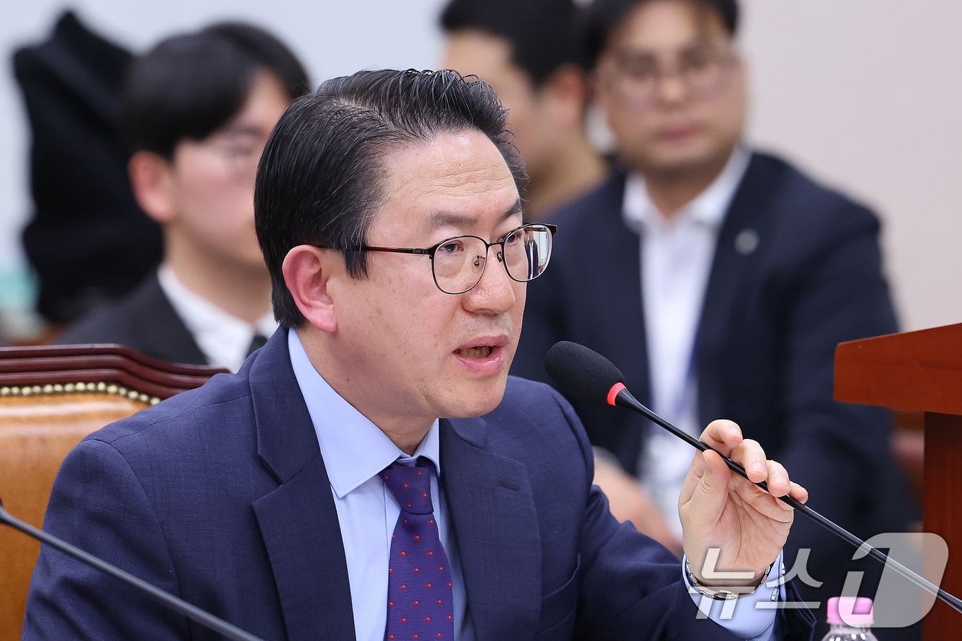 (서울=뉴스1) 신웅수 기자 = 김호홍 국가정보원 2차장이 9일 서울 여의도 국회에서 열린 윤석열정권정치검찰조작기소의혹사건진상규명국정조사특별위원회 전체회의에서 의원 질의에 답변하고 …