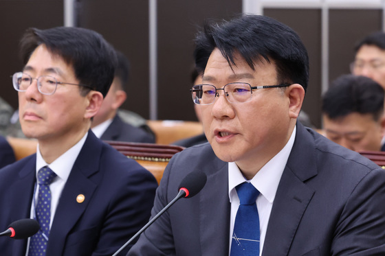 답변하는 장인식 해경청장 직무대행