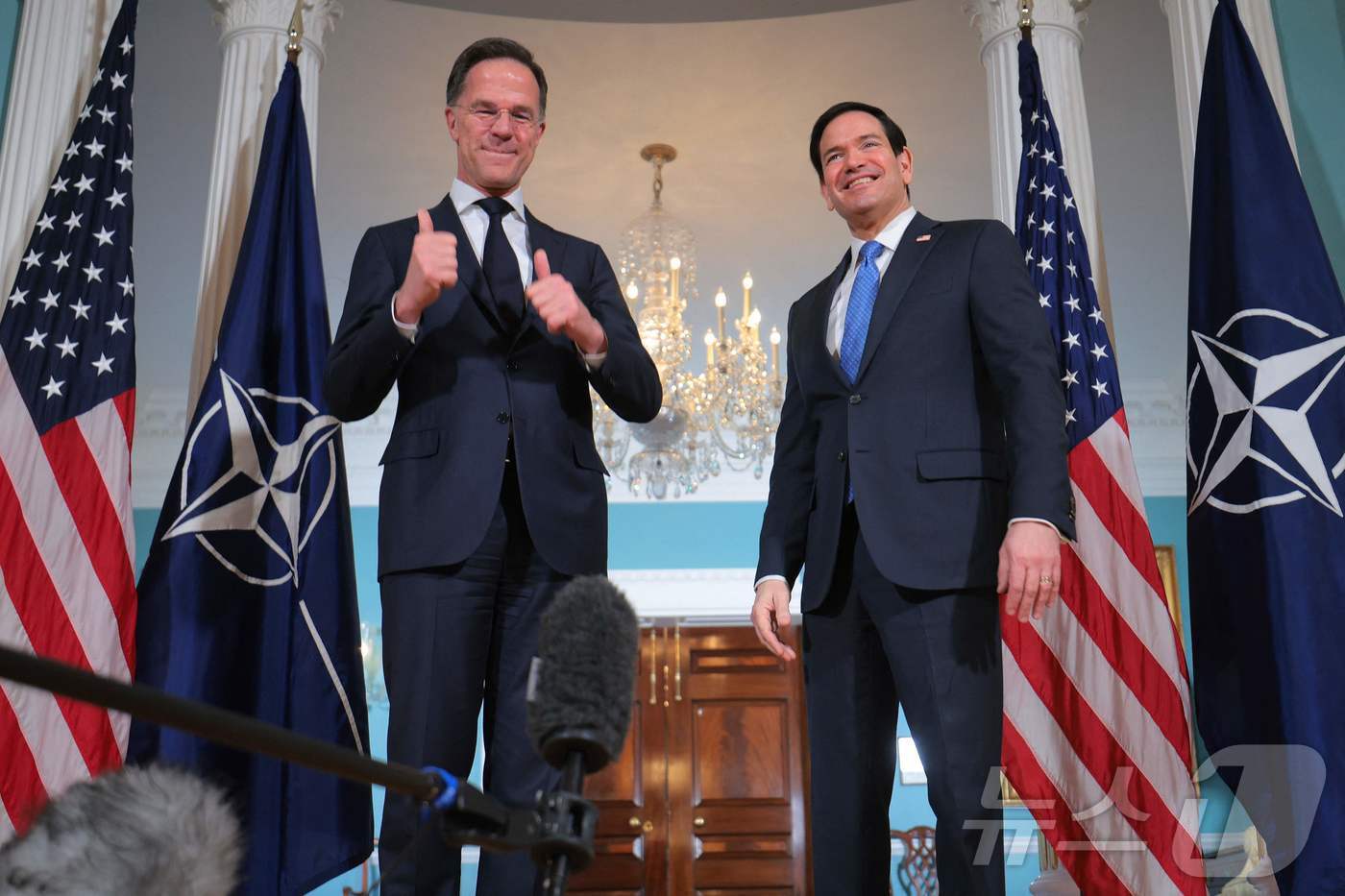 본문 이미지 - 8일(현지시간) 마르크 뤼터 나토 사무총장(왼쪽)이 마코 루비오 미 국무장관과 함께 미 국무부 본부 건물 조약실에서 사진 촬영을 위해 엄지손가락 두 개를 치켜들고 있다. 2026.04.08. ⓒ AFP=뉴스1