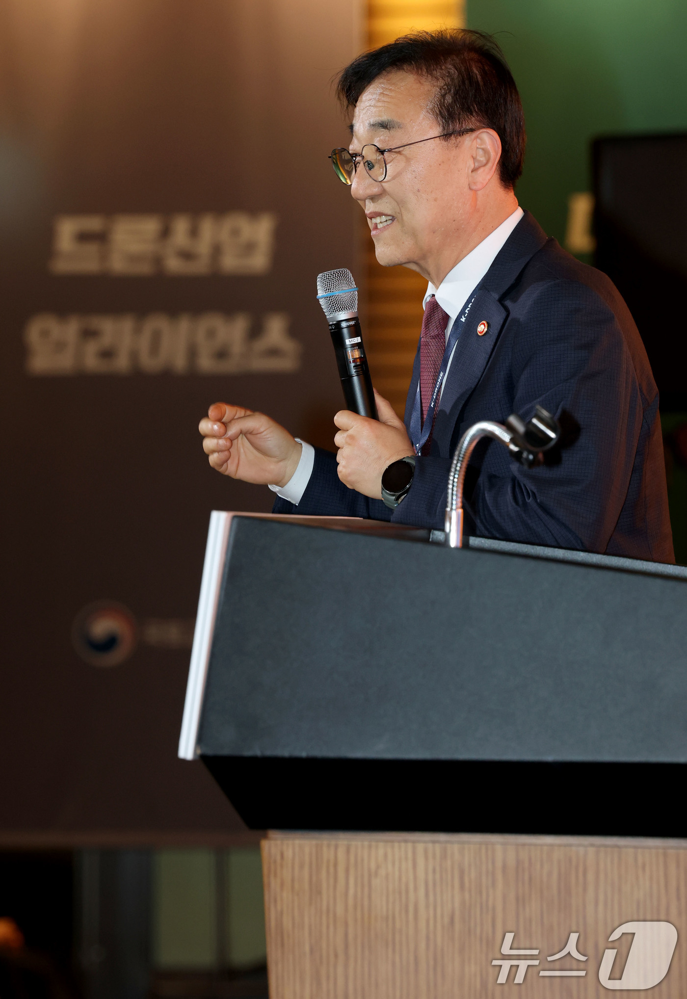 (서울=뉴스1) 이광호 기자 = 김윤덕 국토교통부 장관이 9일 오후 서울 영등포구 FKI타워에서 열린 드론 산업 얼라이언스 제1차 총회에 참석해 환영사를 하고 있다.  2026.4 …