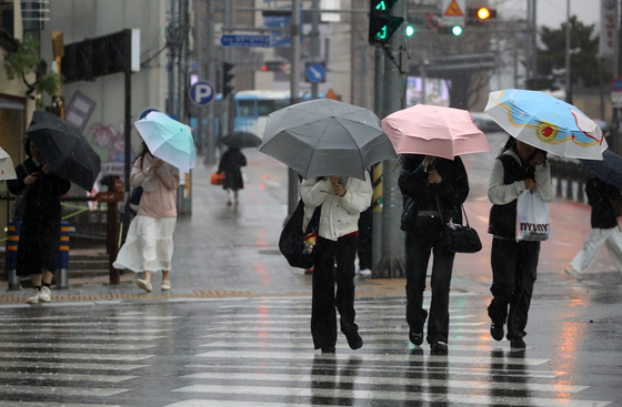 오전까지 전국 비…낮 최고 23도 '포근'(종합)