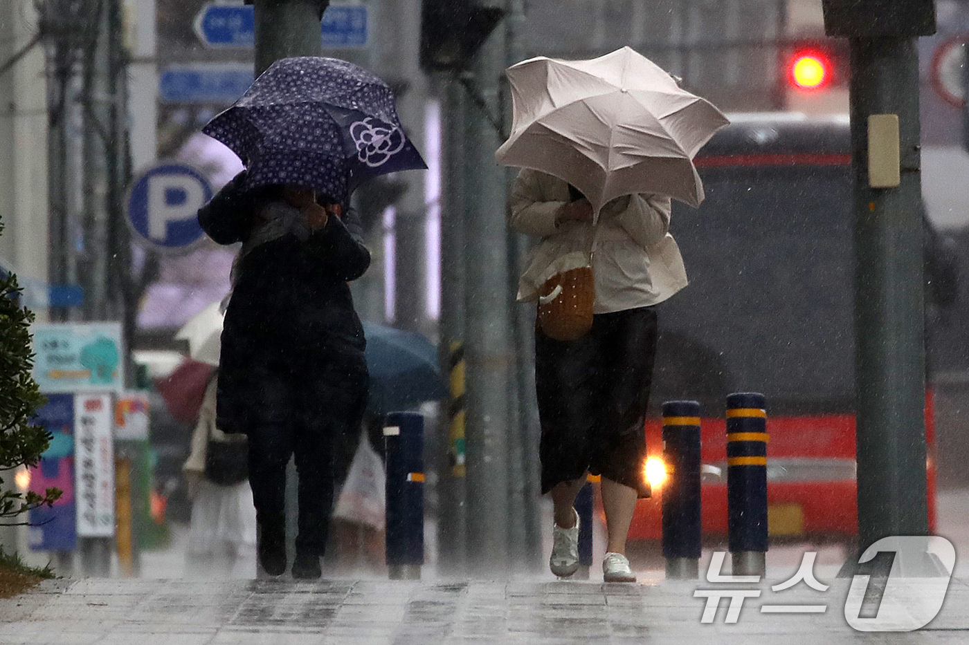 (부산=뉴스1) 윤일지 기자 = 전국적으로 비가 내리는 9일 오후 부산 해운대해수욕장 인근에서 시민들이 강풍에 우산을 부여잡고 힘겹게 발걸음을 옮기고 있다.  2026.4.9/뉴스 …