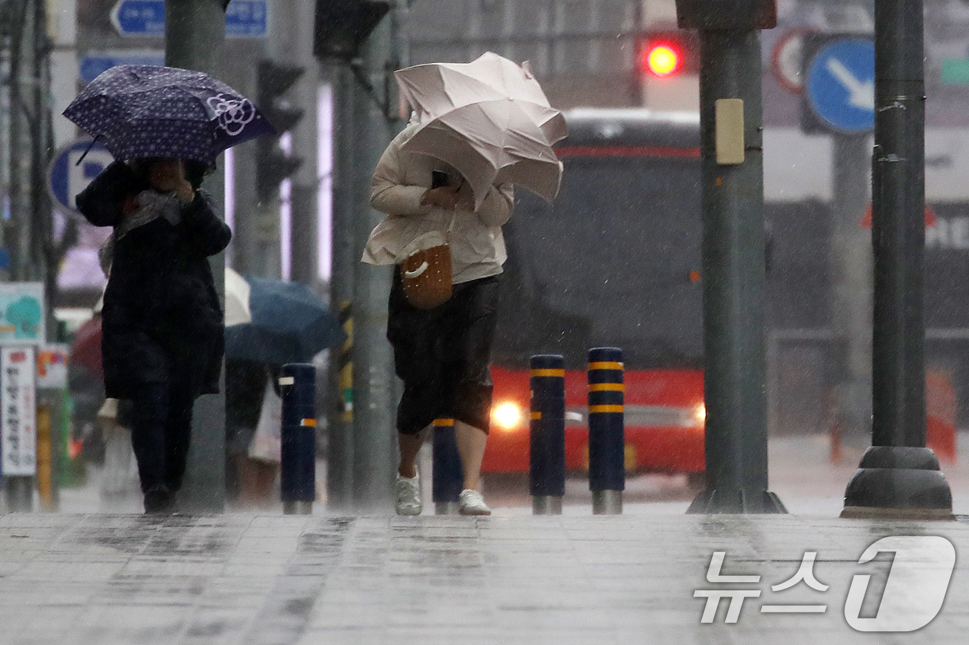 (부산=뉴스1) 윤일지 기자 = 전국적으로 비가 내리는 9일 오후 부산 해운대해수욕장 인근에서 시민들이 강풍에 우산을 부여잡고 힘겹게 발걸음을 옮기고 있다.  2026.4.9/뉴스 …