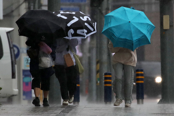 부산에 내리는 요란한 봄비