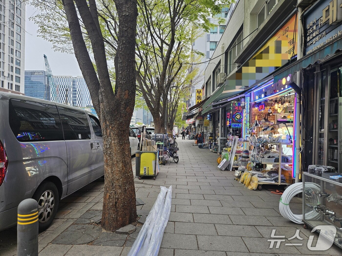 본문 이미지 - 9일 청계2~3가 공구상가 앞 노상주차장에 차량이 주차하고 있다. 2026.4.9 ⓒ 뉴스1 유채연 기자