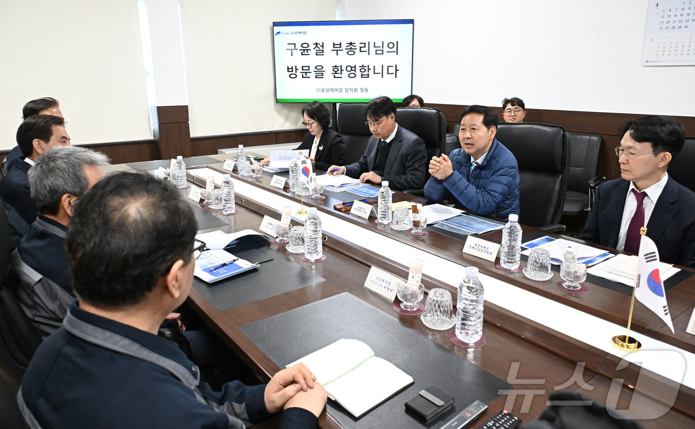 (서울=뉴스1) = 구윤철 부총리 겸 재정경제부 장관이 9일 오후 공급망 점검을 위해 세종시 전의면 소재 필름생산업체 유상케미칼에서 관계자들과의 간담회을 하고 있다. (재정경제부 …