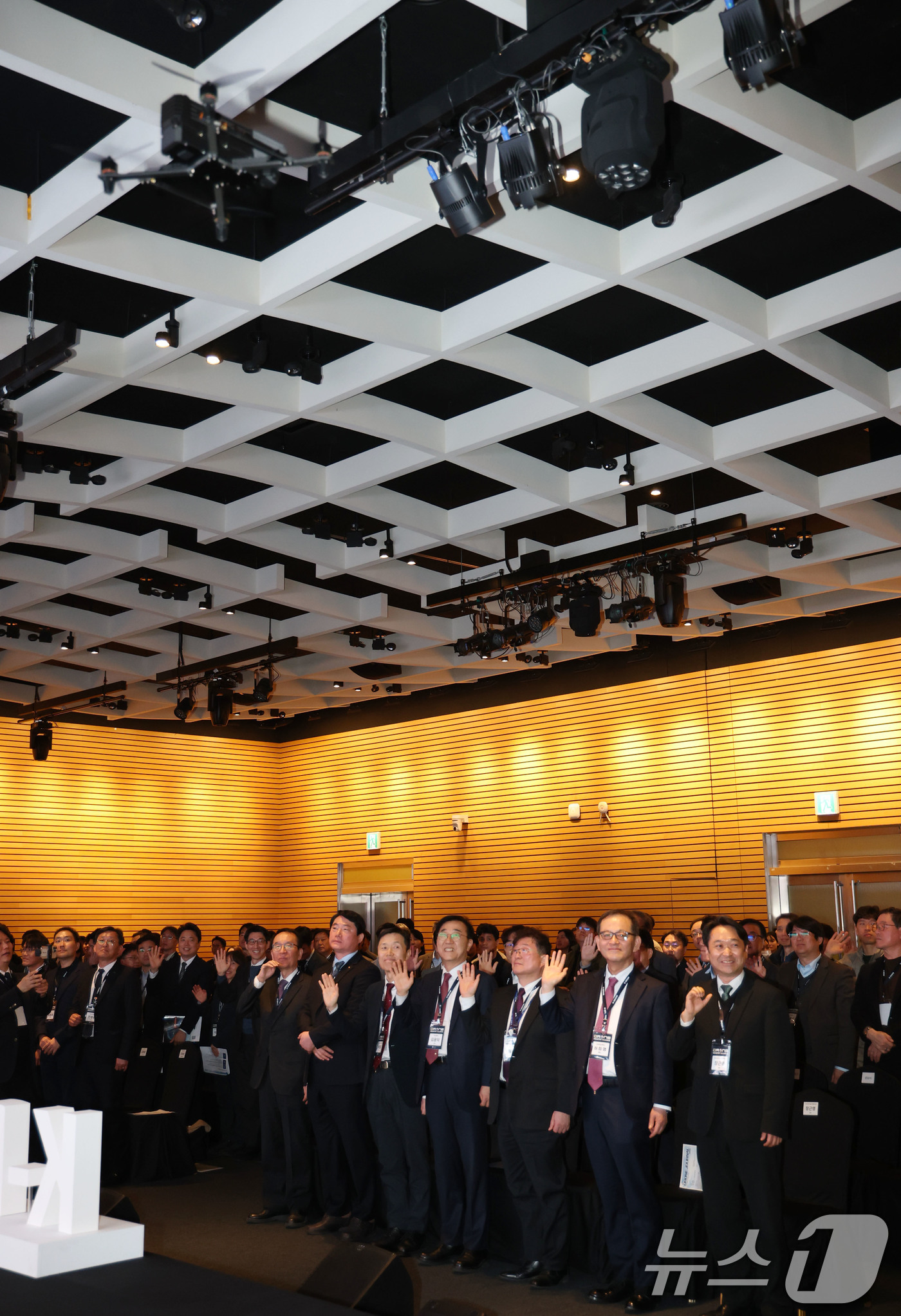 (서울=뉴스1) 이광호 기자 = 9일 오후 서울 영등포구 FKI타워에서 열린 드론 산업 얼라이언스 제1차 총회에서 김윤덕 국토교통부 장관을 비롯한 참석자들이 드론으로 기념촬영을 하 …