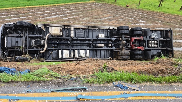 광주서 빗길에 미끄러진 8톤 트럭 전도…50대 운전자 구조