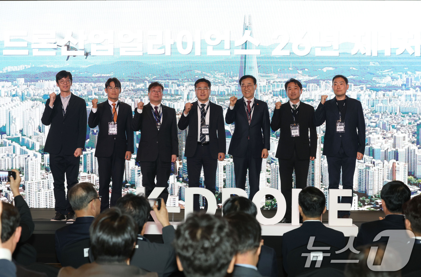 (서울=뉴스1) 이광호 기자 = 김윤덕 국토교통부 장관이 9일 오후 서울 영등포구 FKI타워에서 열린 드론 산업 얼라이언스 제1차 총회에서 참석자들과 기념촬영을 하고 있다. 202 …