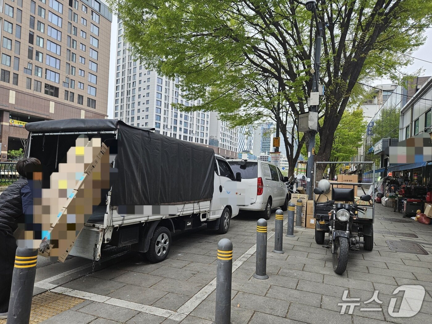 본문 이미지 - 9일 청계2~3가 공구상가 앞 노상주차장에 주차한 차량에 물품을 싣는 모습. 2026.4.9 ⓒ 뉴스1 유채연 기자