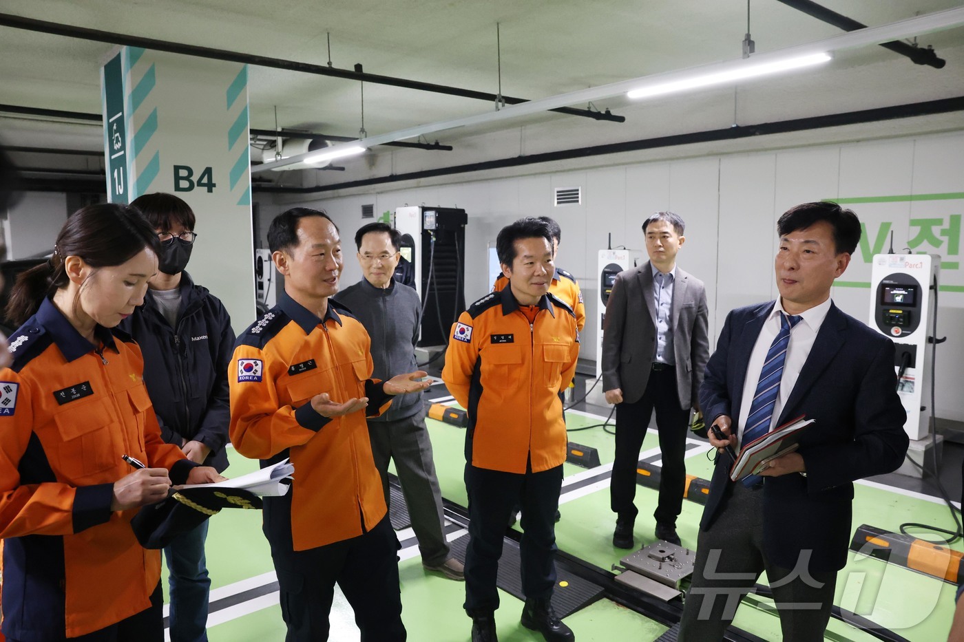 (서울=뉴스1) = 홍영근 서울소방재난본부장이 9일 오후 서울 영등포구 파크원타워를 방문해 소방시설 등 안전관리 실태를 점검하고 있다.(서울소방재난본부 제공. 재판매 및 DB 금지 …