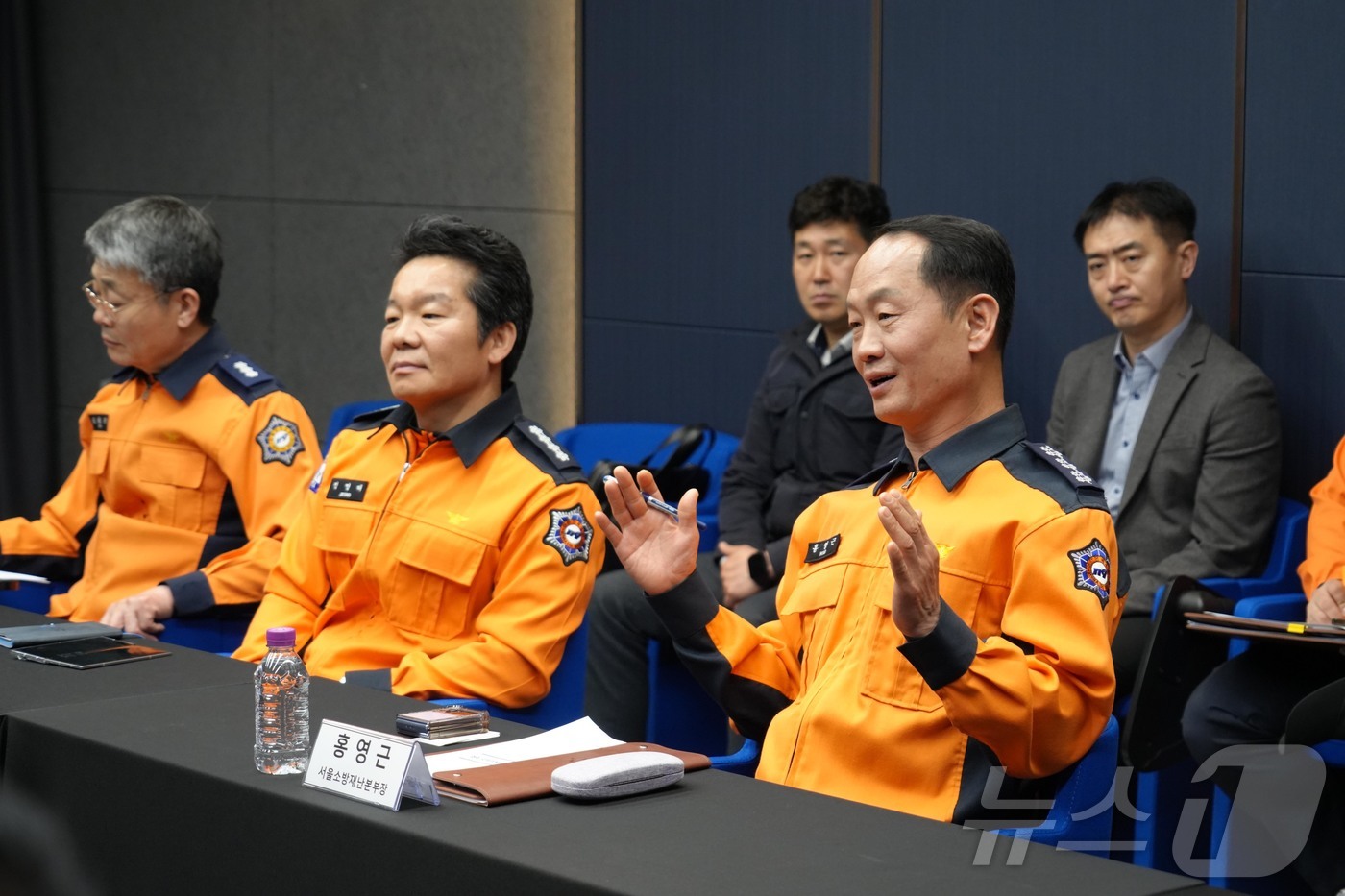 (서울=뉴스1) = 홍영근 서울소방재난본부장이 9일 오후 서울 영등포구 파크원타워를 방문해 초고층 건물 화재안전관리 실태를 점검하고 있다. (서울소방재난본부 제공. 재판매 및 DB …