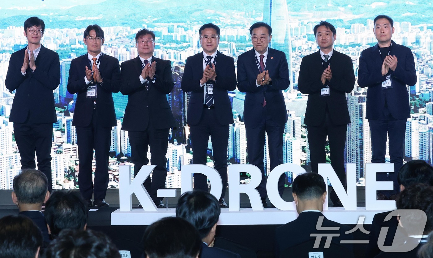 (서울=뉴스1) 조연우 인턴기자 = 김윤덕 국토교통부 장관(오른쪽 세번째)이 9일 서울 여의도 FKI타워에서 열린 ‘드론산업얼라이언스 2026년 1차 총회‘에서 참석자들과 기념촬영 …