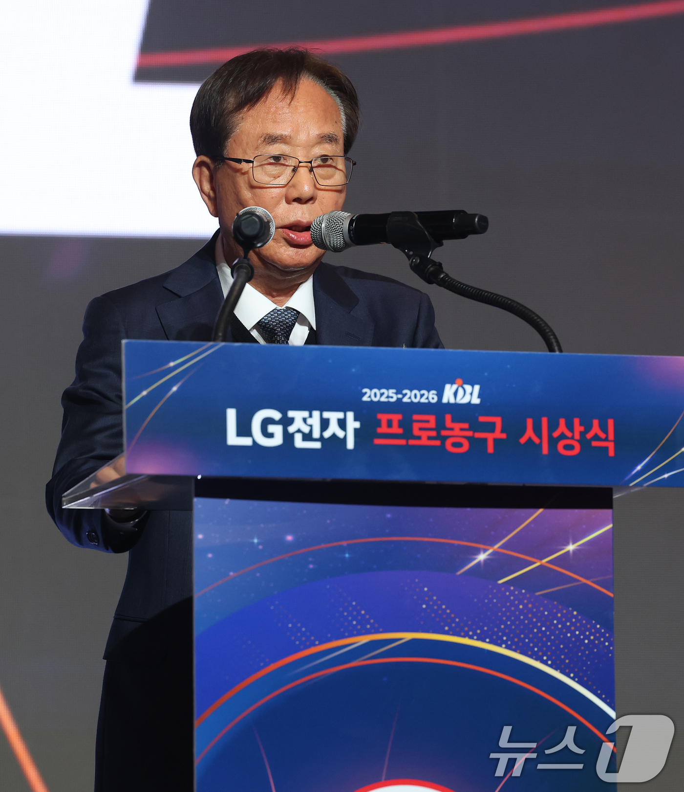 (서울=뉴스1) 오대일 기자 = 9일 오후 서울 강남구 그랜드 인터컨티넨탈 서울 파르나스 그랜드볼룸에서 열린 2025-2026 LG전자 프로농구 시상식에서 이수광 KBL 총재가 환 …